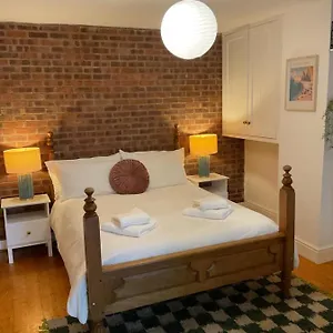 Rock -near Centre-free On Street Parking-free Wi-fi , Leeds (West Yorkshire) United Kingdom
